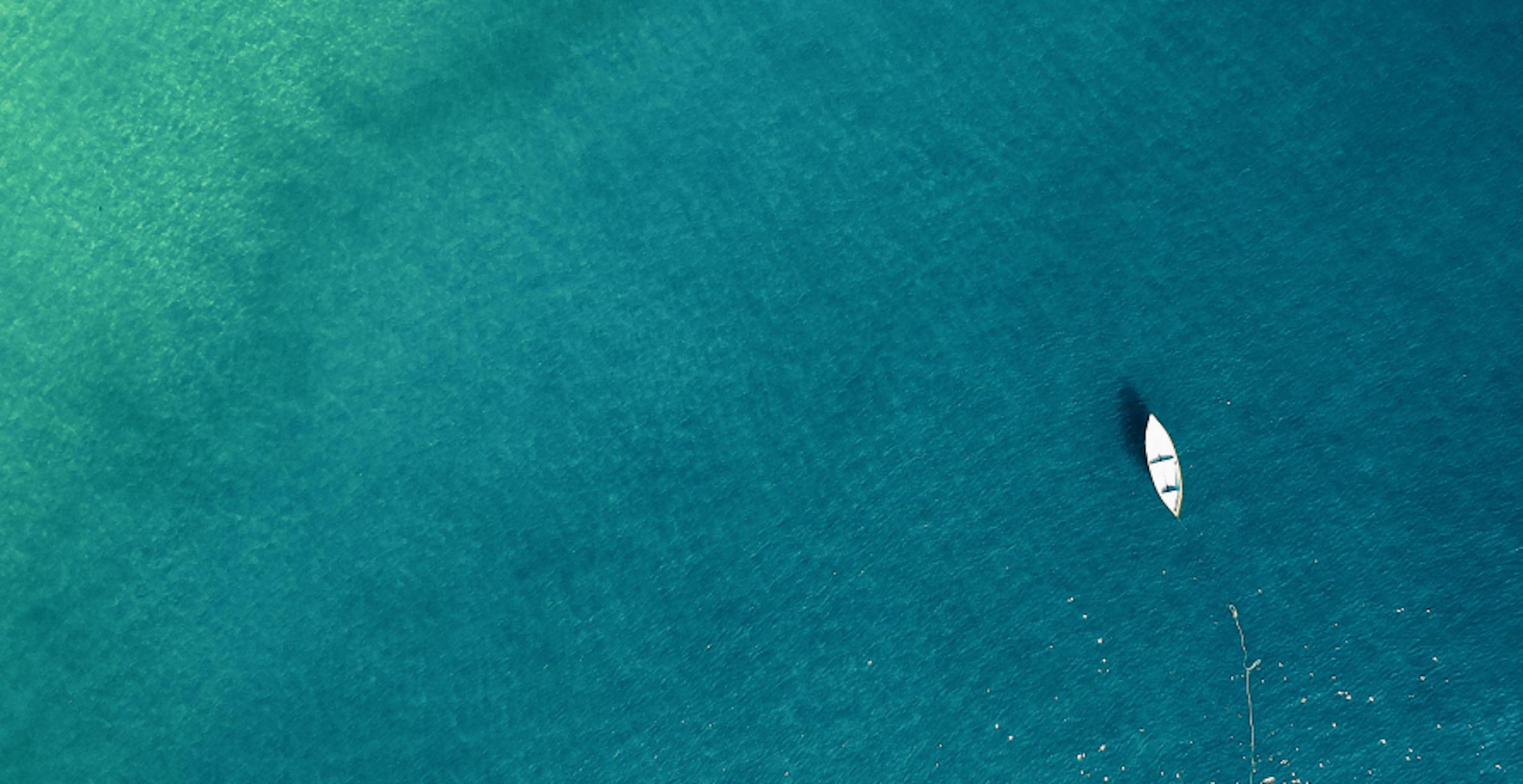 bateau flottant sur l'eau