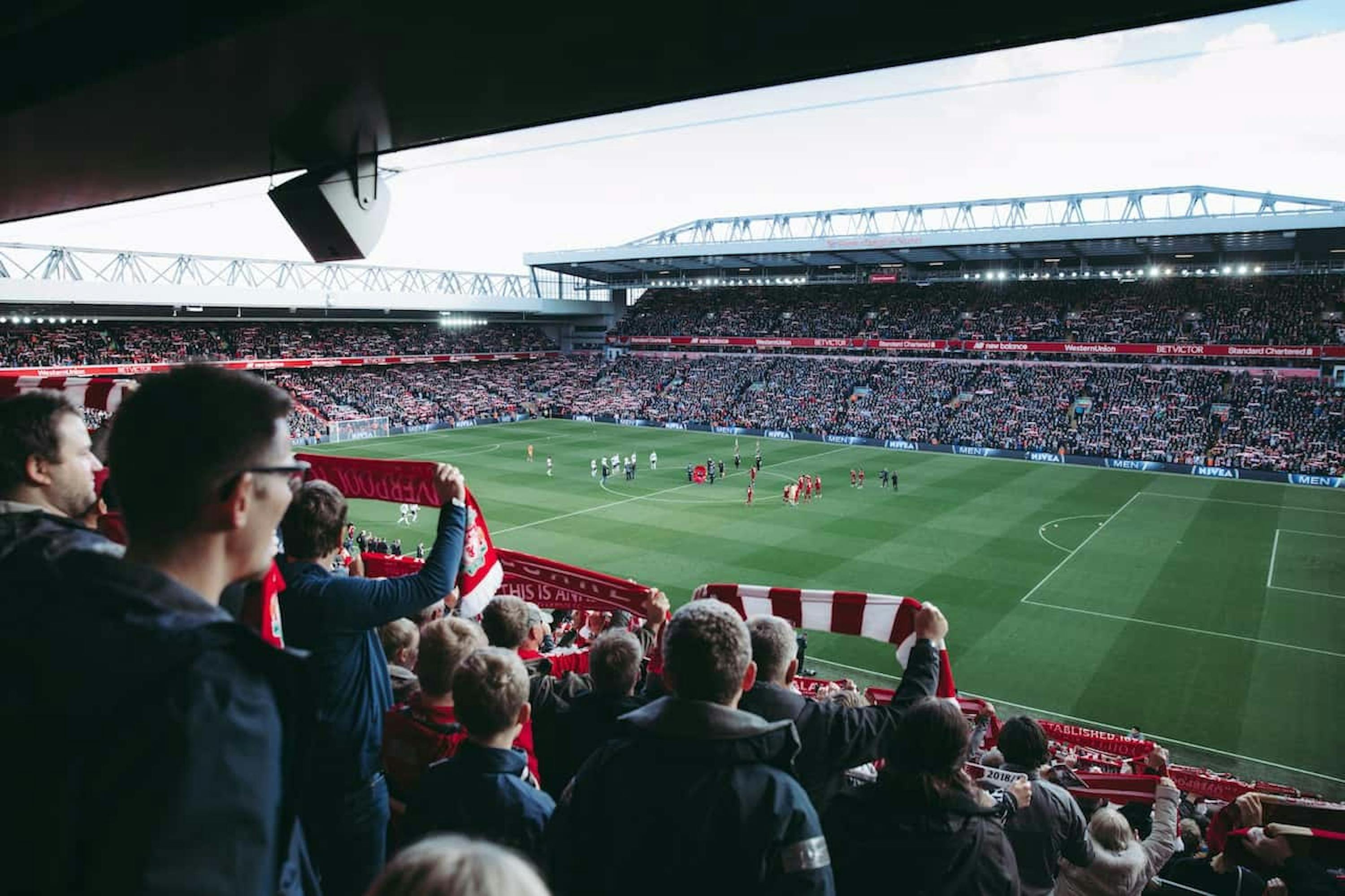 Des gens regardent un match de football