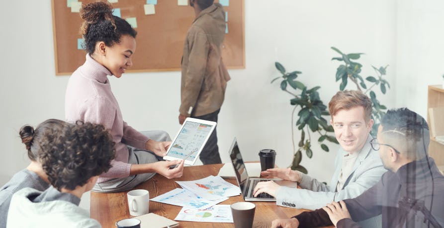 plusieurs personnes qui discutent dans un bureau