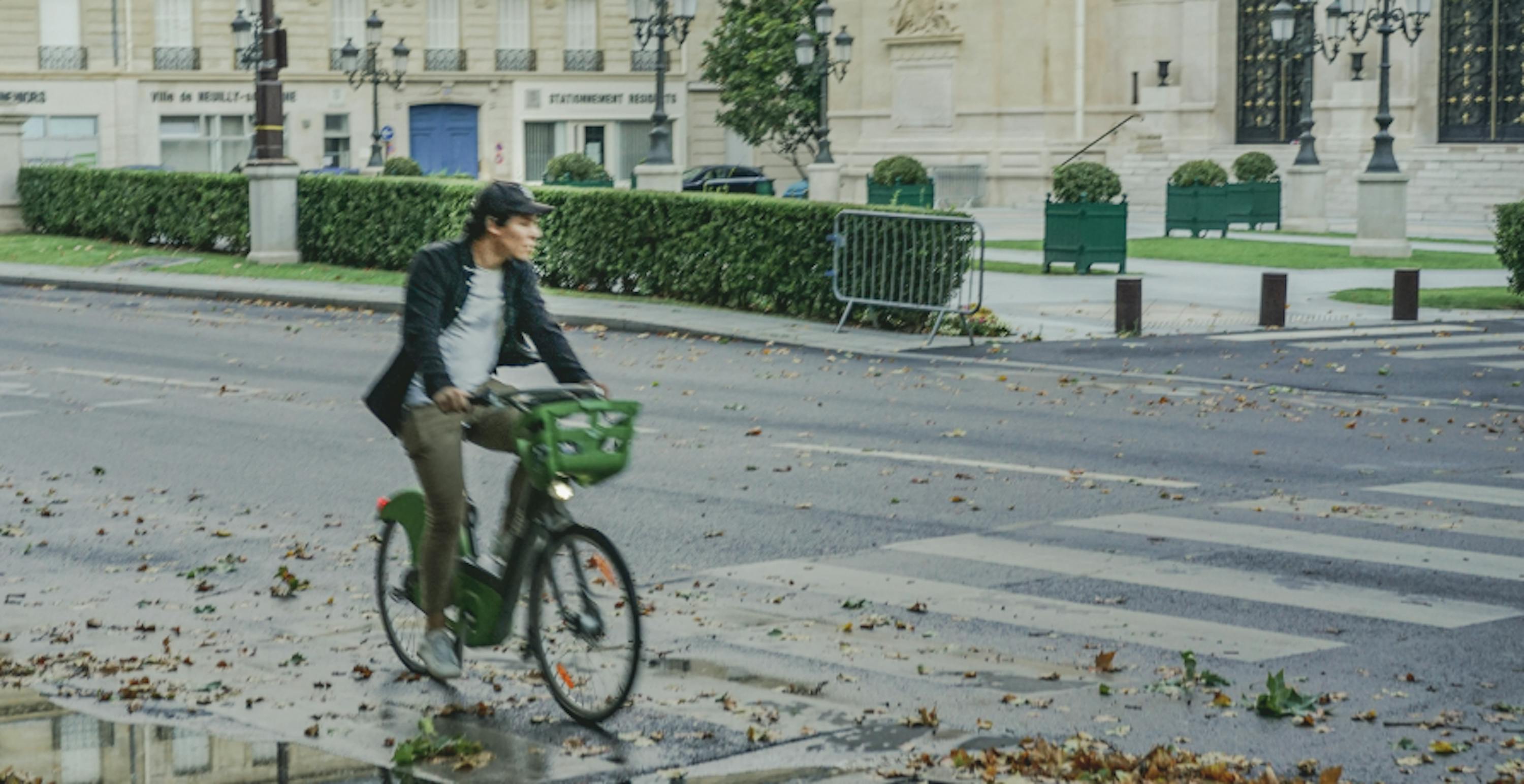 un homme roulant à vélo dans la rue