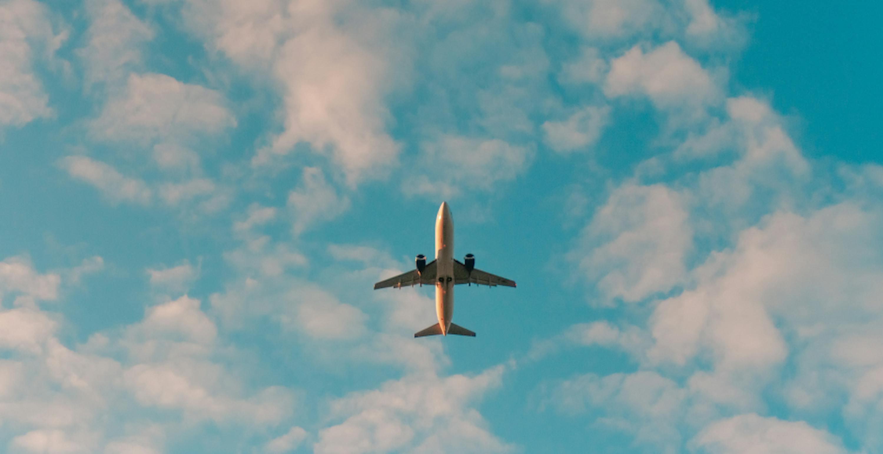 avion dans le ciel