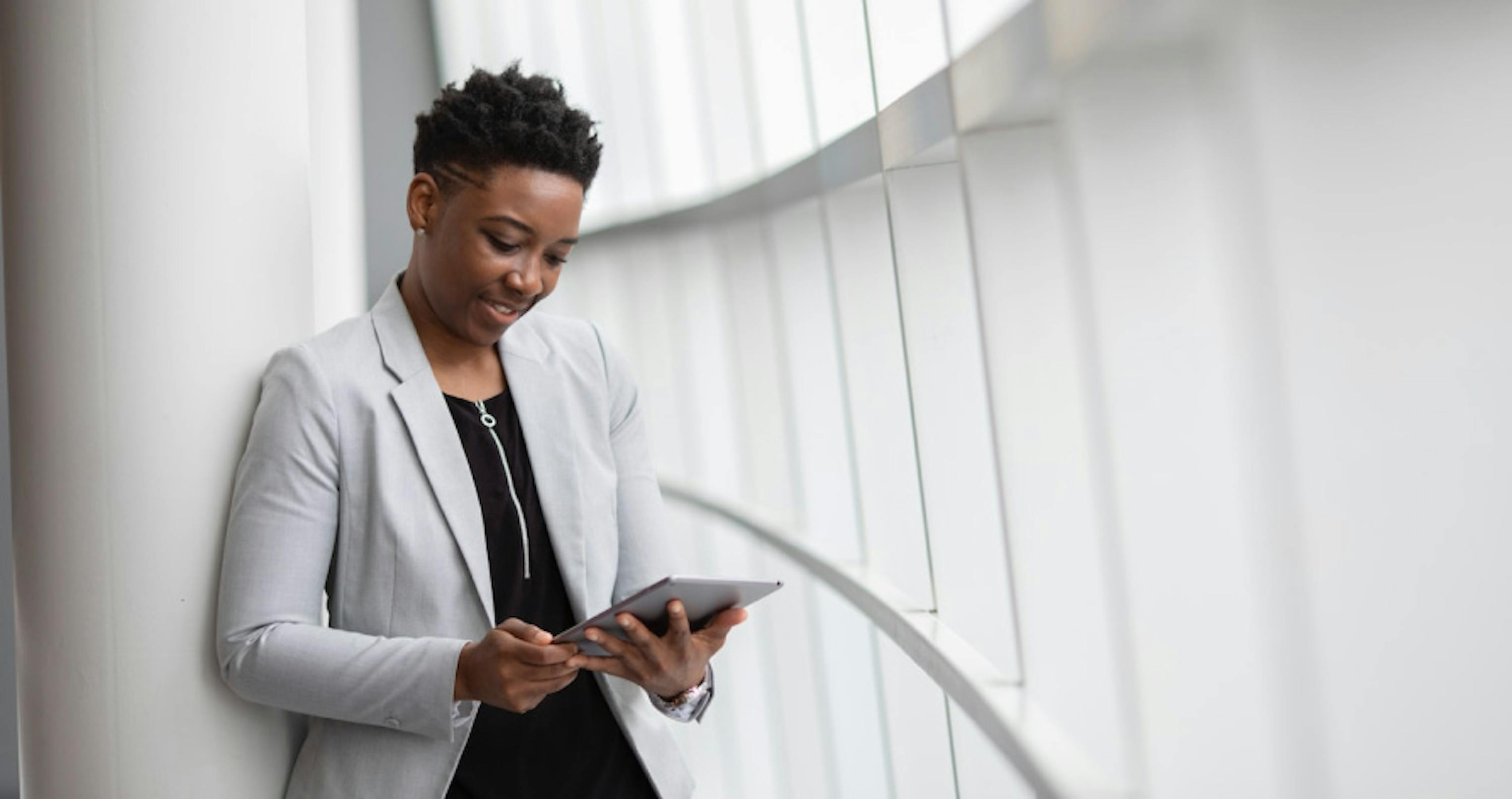 une femme regardant sa tablette