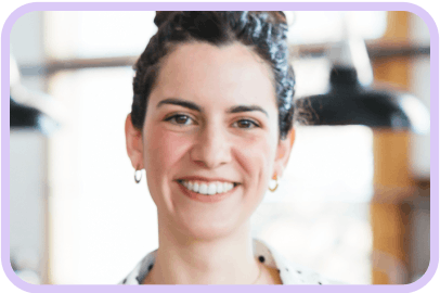Femme souriant à pleine dents