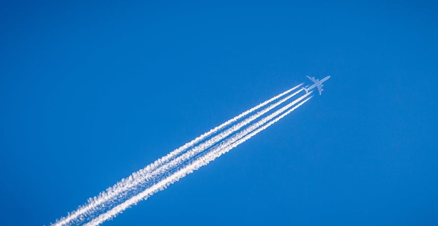 traînées blanches avion ciel