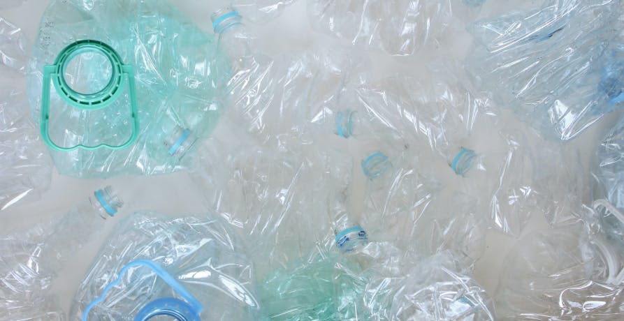 plusieurs bouteilles en plastique