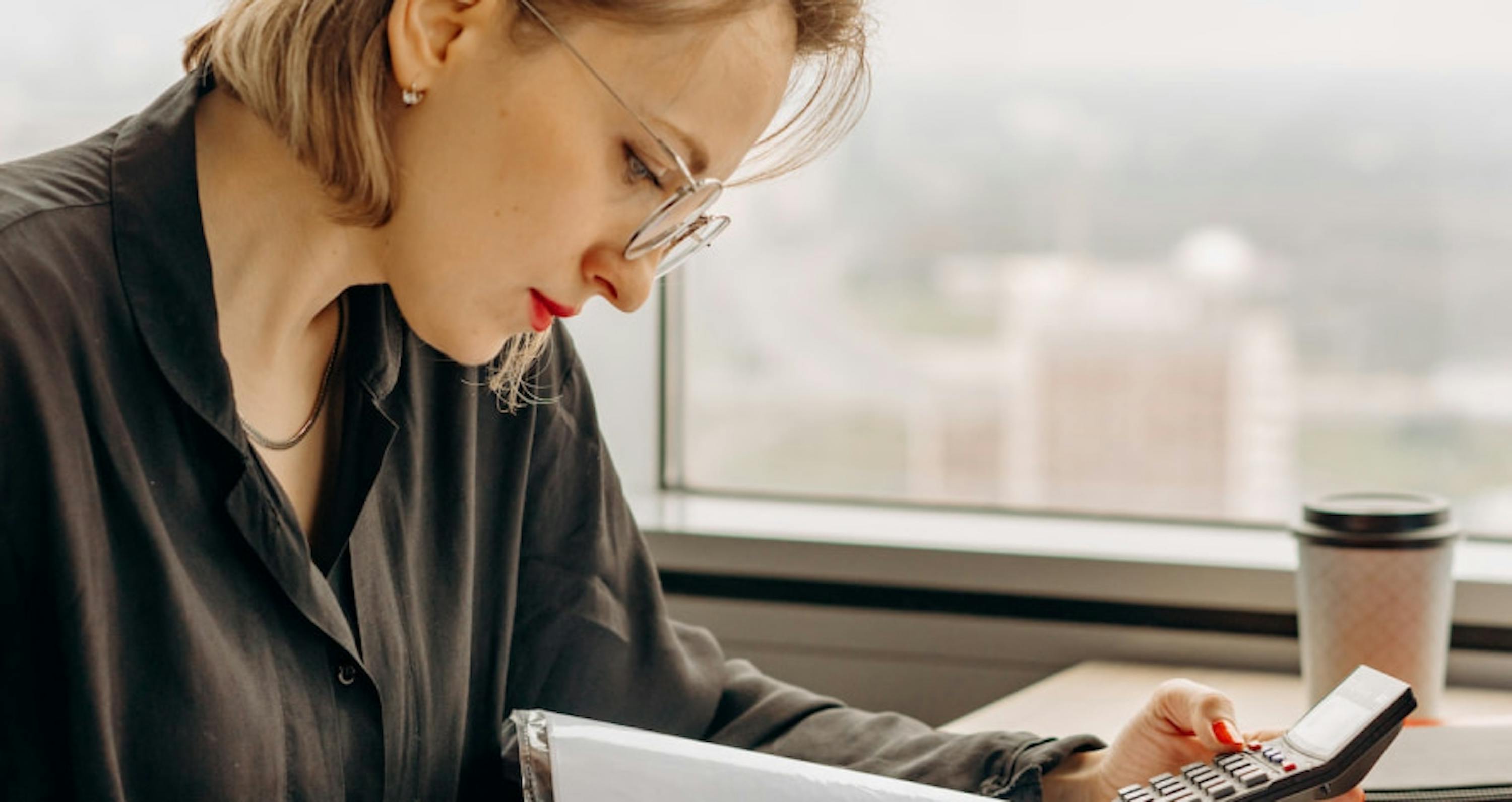 une femme étudiant un document