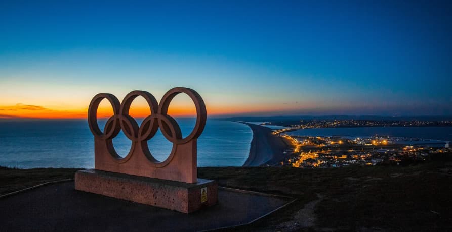 a statue of the Olympic rings 