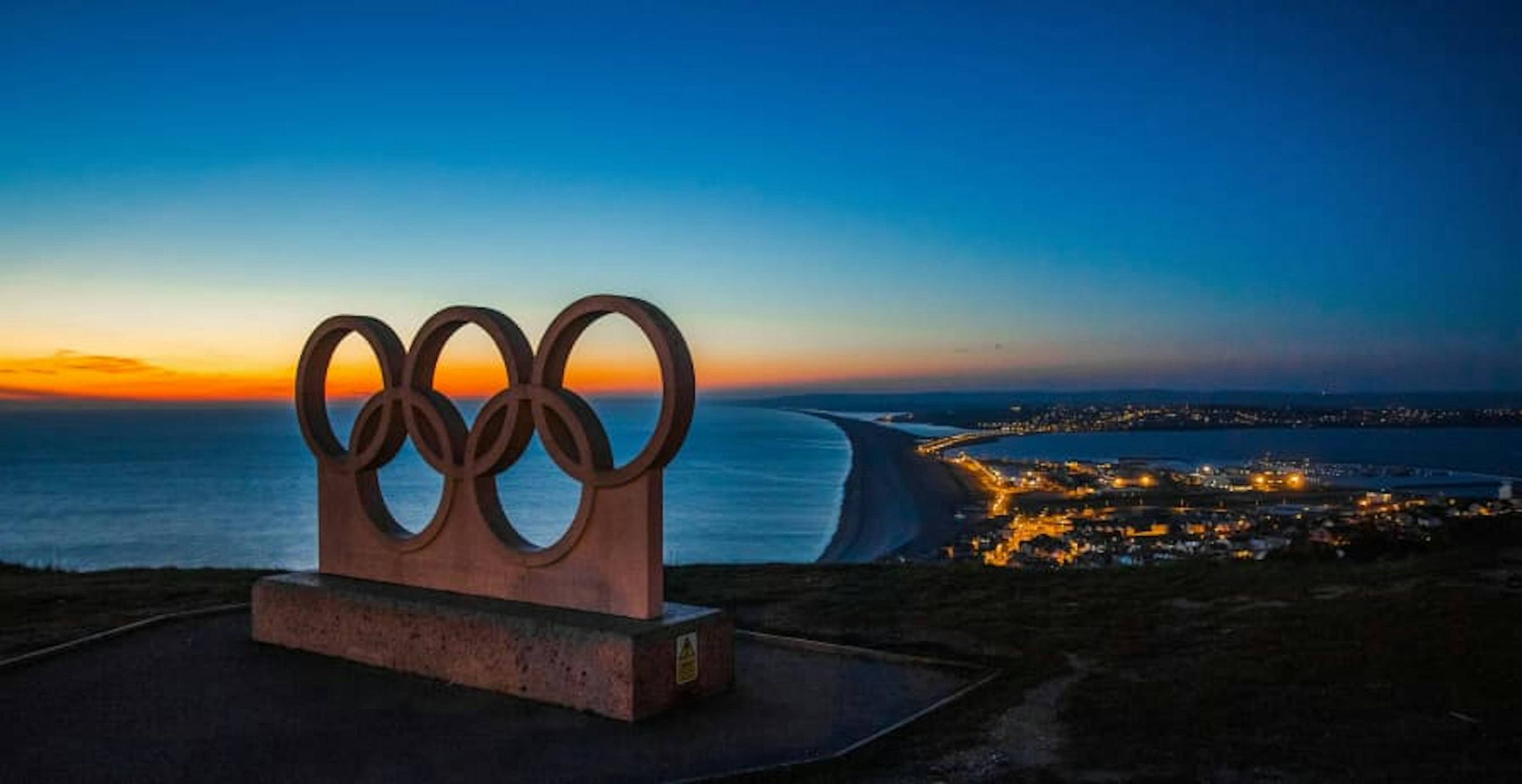 a statue of the Olympic rings