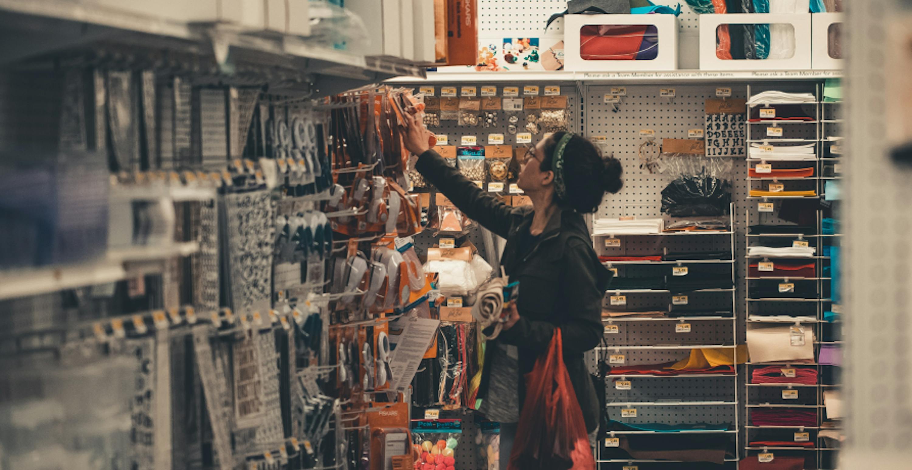 femme dans les rayons d'un magasin