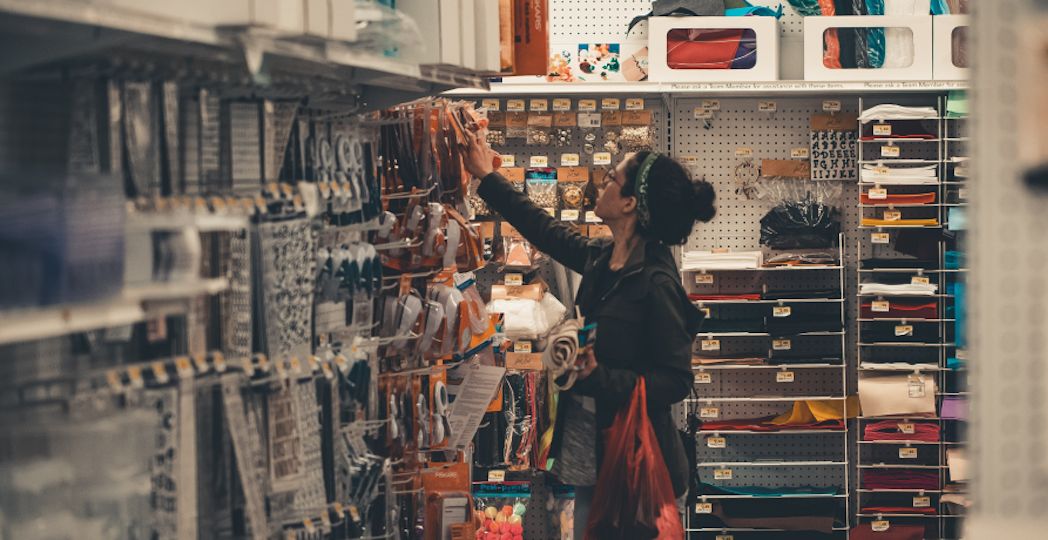 femme dans les rayons d'un magasin