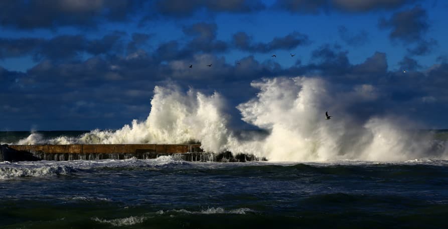 ocean waves crashing dusk sky