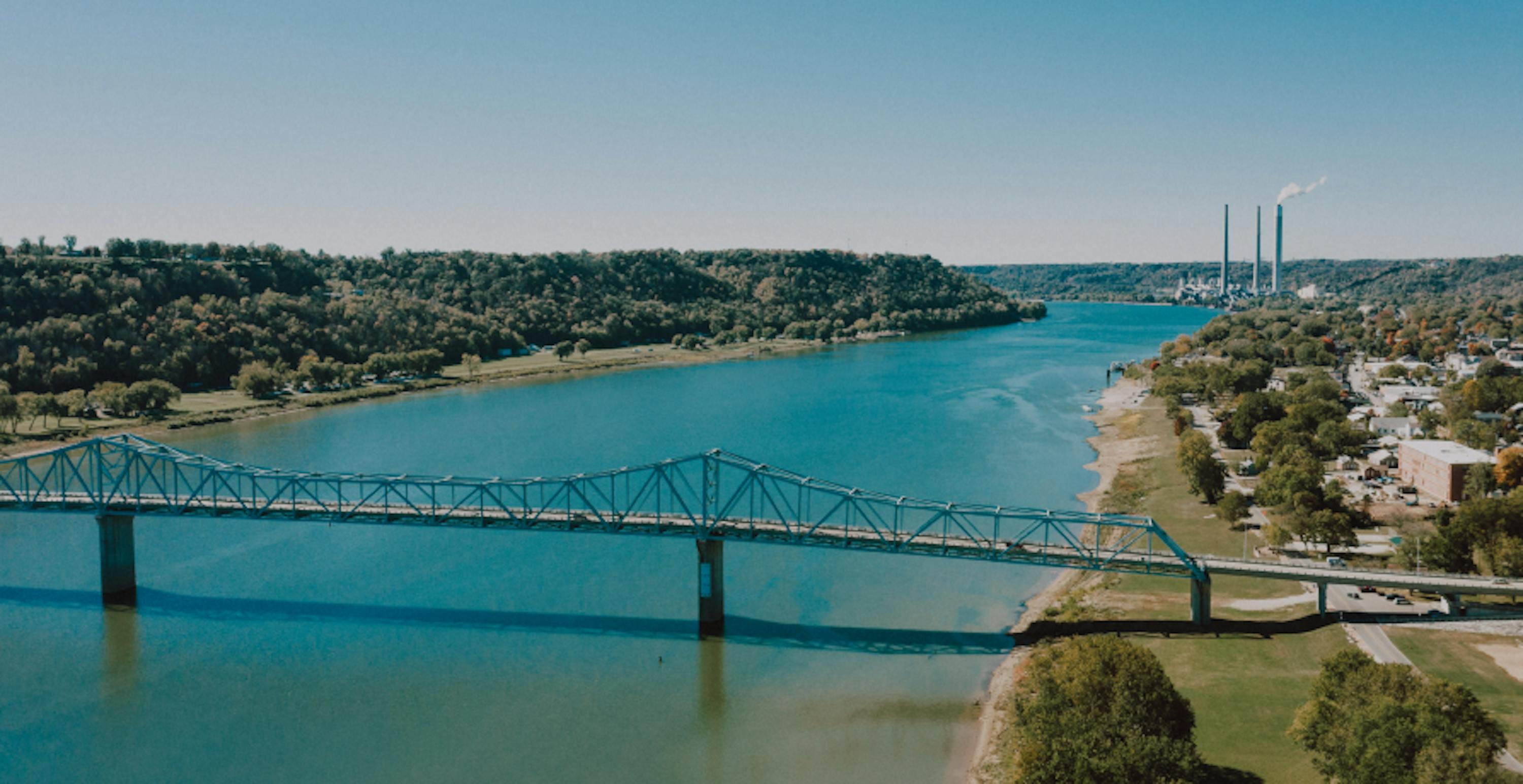 un pont au-dessus de l'eau