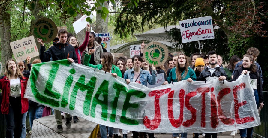 manifestation avec banderole "Climate justice"
