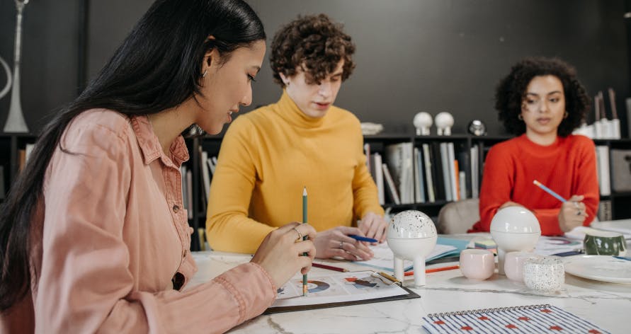 Personnes travaillant sur un projet