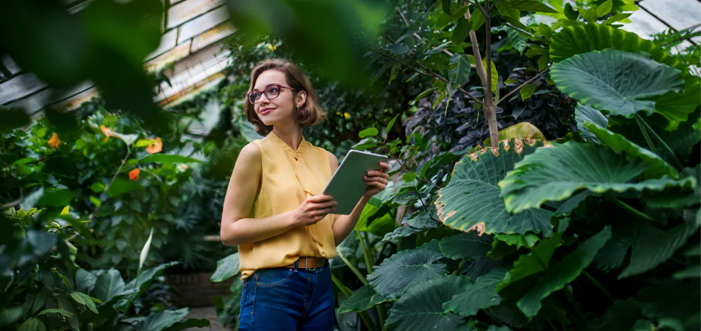 VU0OYa0CAfVTuz p girl in the greenhouse