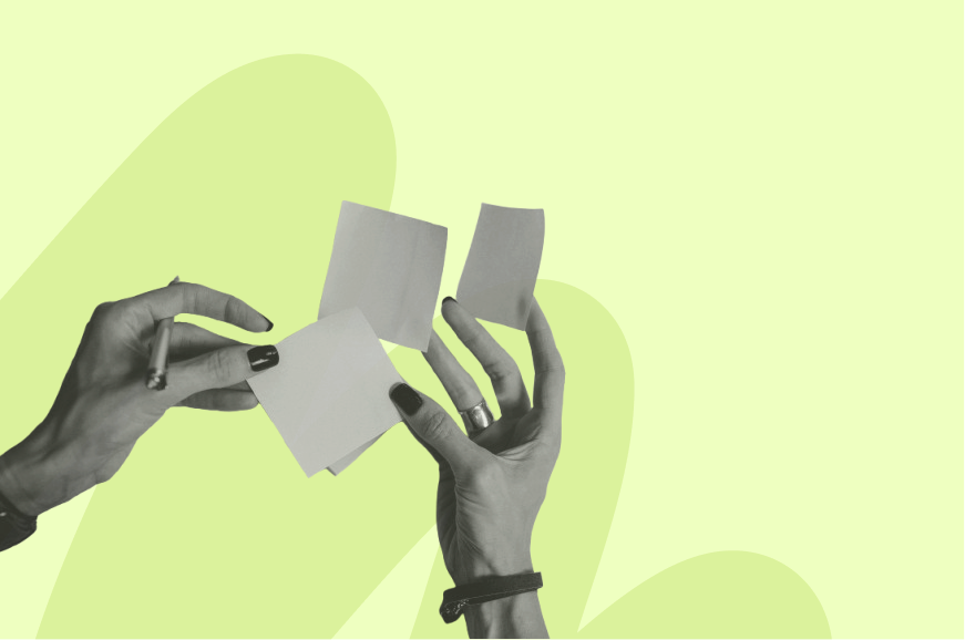 Femme faisant un choix avec des post-it