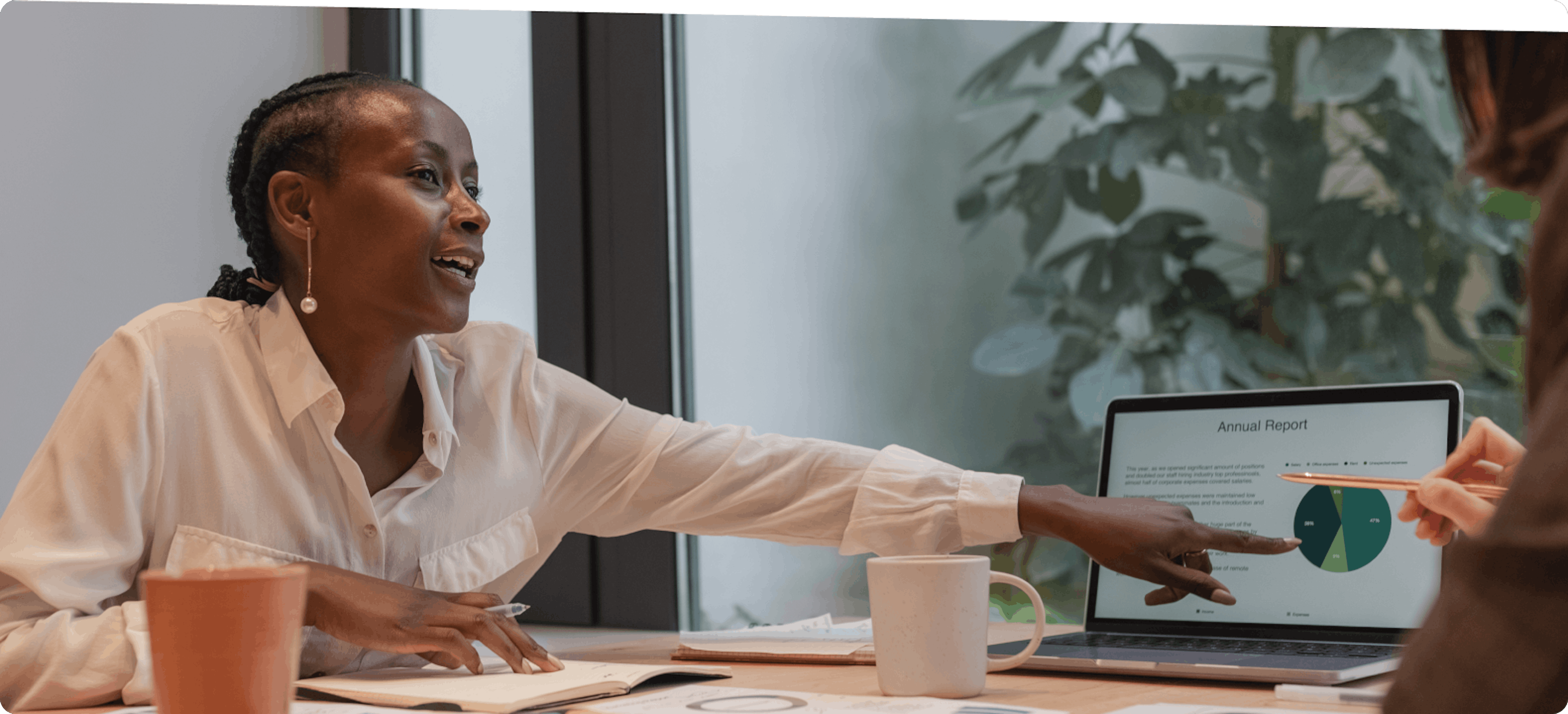 femme en réunion montrant un graphique de performance à l'écran