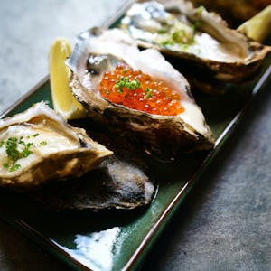 Differently cooked oysters on a rectangular plate