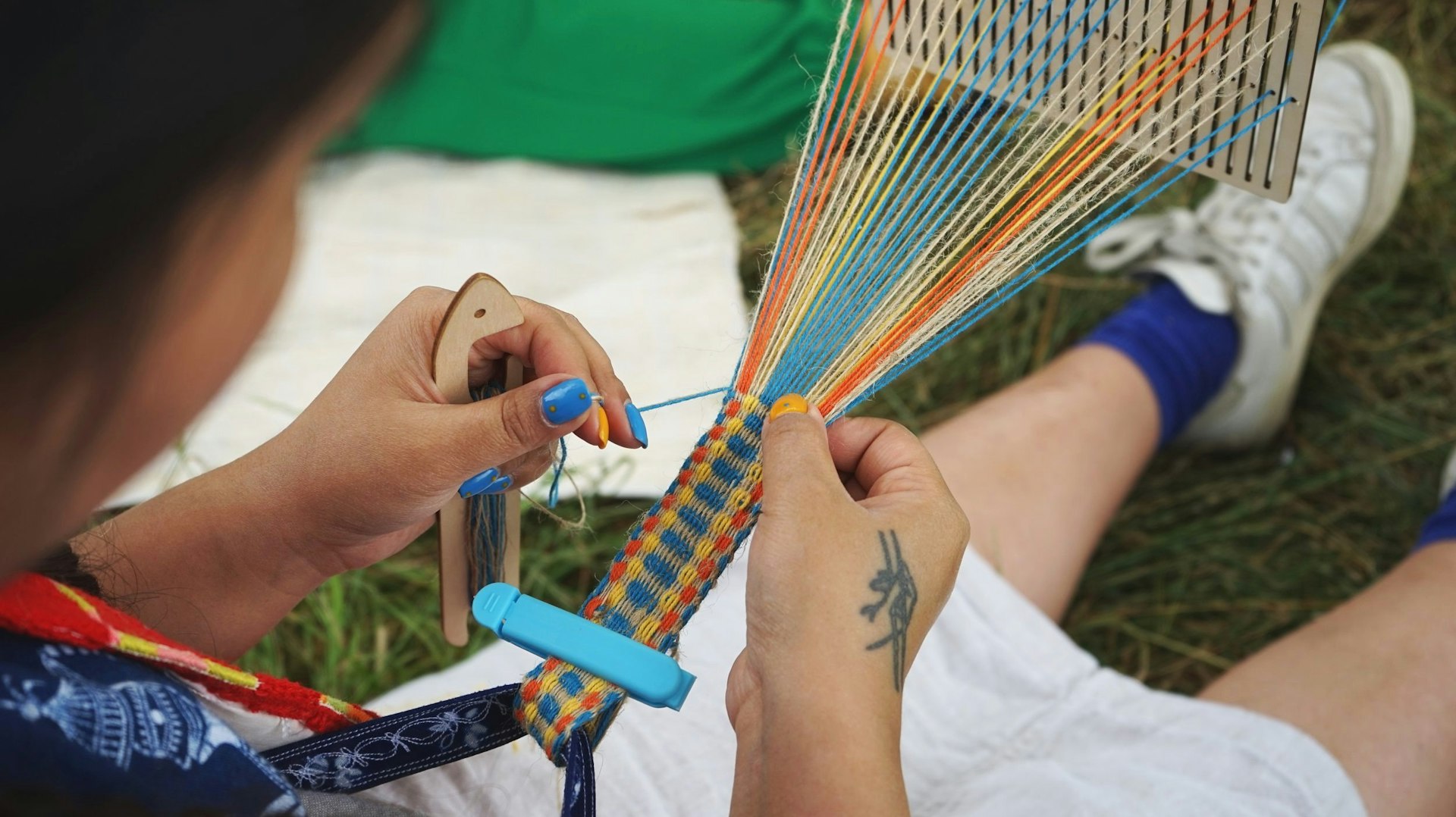 Someone weaves a band