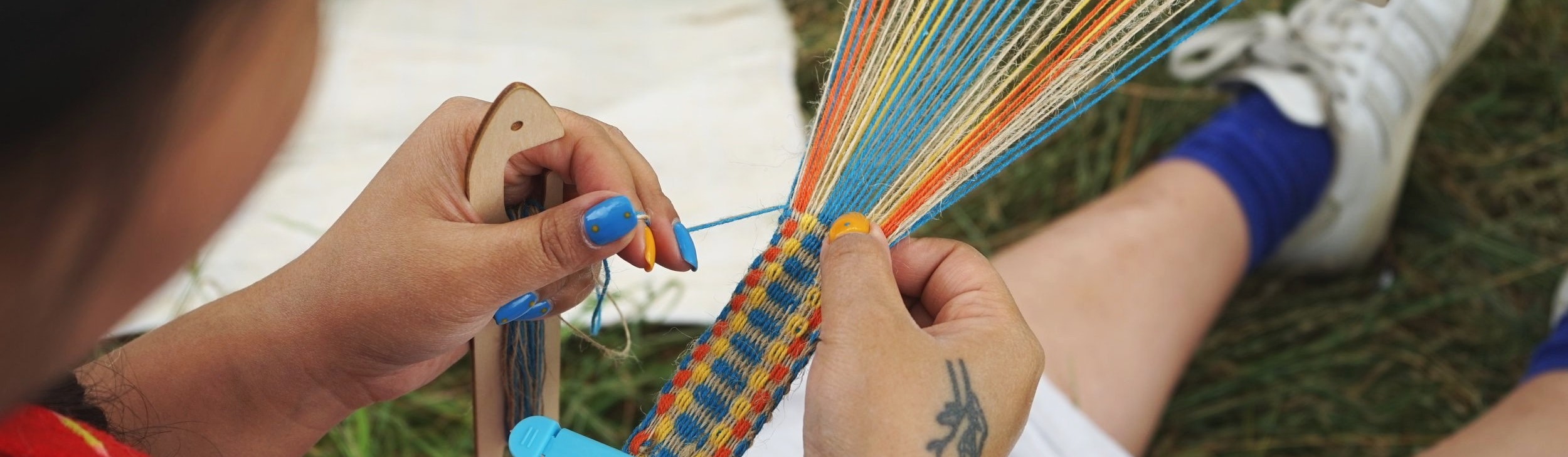 Someone weaves a band