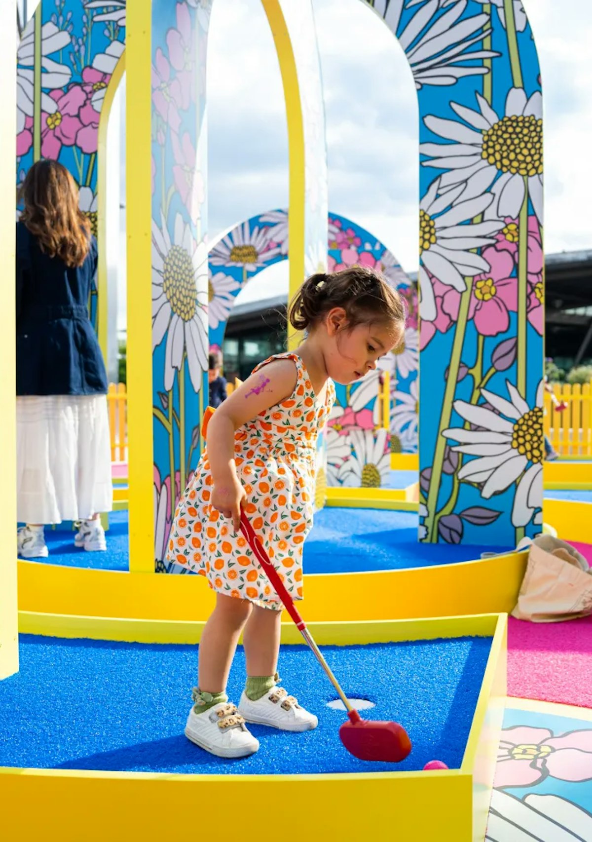 Greenwich has its own pop-up flower-themed mini golf course