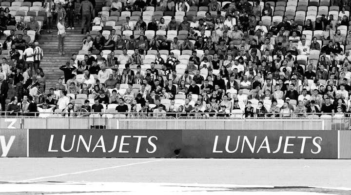 Pancarta de los patrocinadores en un estadio.  Luna Group Charter puede organizar vuelos para los patrocinadores y sus invitados.