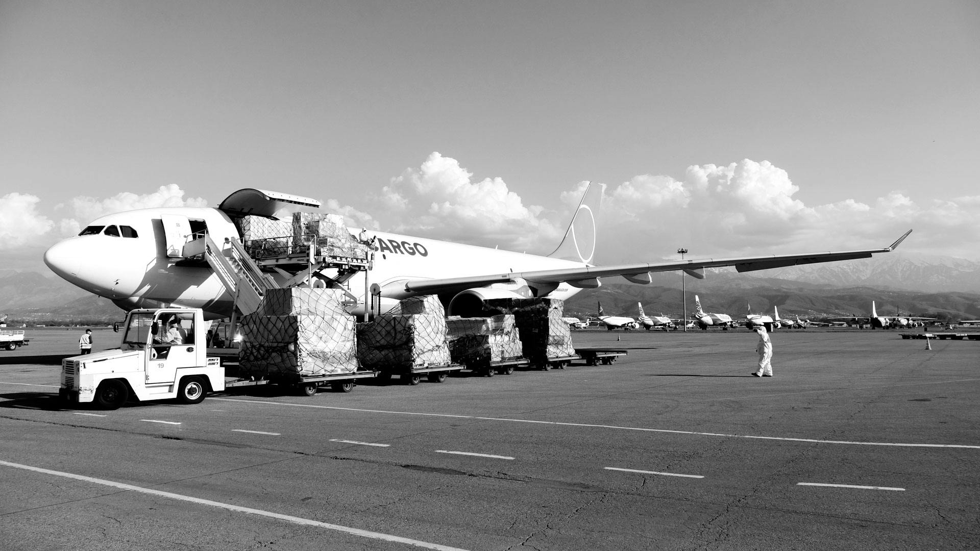 Avión de carga descargando carga humanitaria. Fletar un avión para organizar vuelos humanitarios eficientes