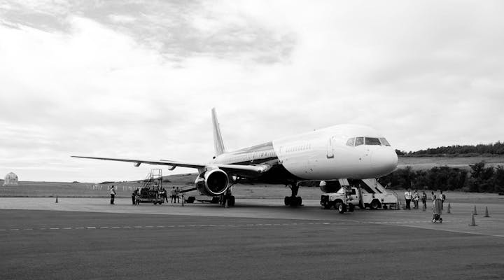 Pasajeros embarcando en un avión en el aeropuerto de la isla de Pascua. Alquilar un avión para transportar eficazmente a los grupos que realizan una gira mundial