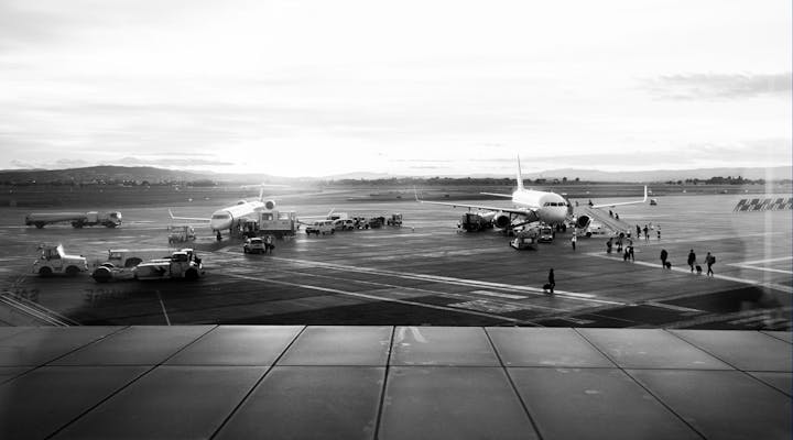 Pasajeros embarcando en un vuelo de un operador turístico. Los operadores turísticos suelen fletar aviones para organizar el transporte de sus grupos