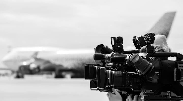 Cámaras filmando un avión en la pista. Alquilar un avión para organizar una logística eficiente del equipo de grabación en todo el mundo es una buena idea.