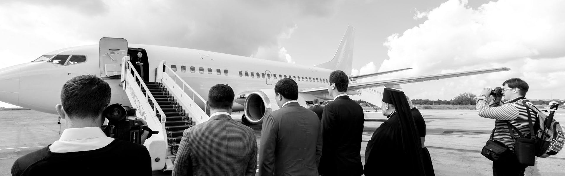 Funcionarios recibiendo a una delegación deportiva oficial en el aeropuerto. El flete de un avión es una forma eficaz de transportar a las delegaciones oficiales.