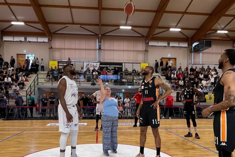 Image du coup d'envoi, deux joueurs de chaque équipe et une de nos collaboratrices