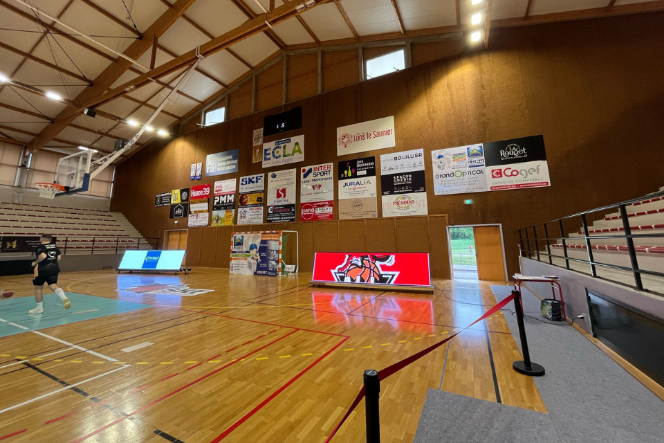 Vue du tableau des partenaires de l'ALL Jura Basket