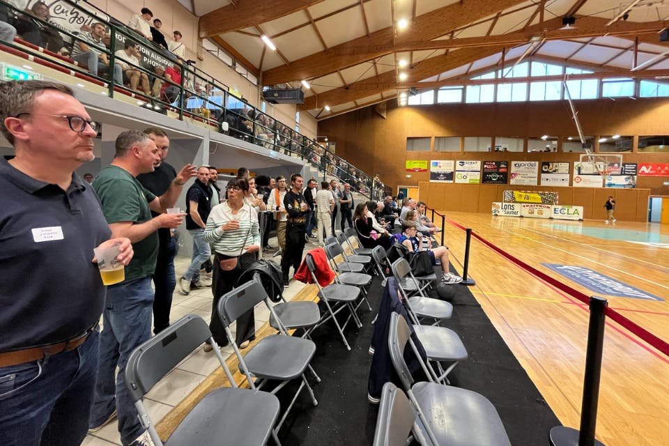 Vue de l'espace partenaire sur les bords du terrain