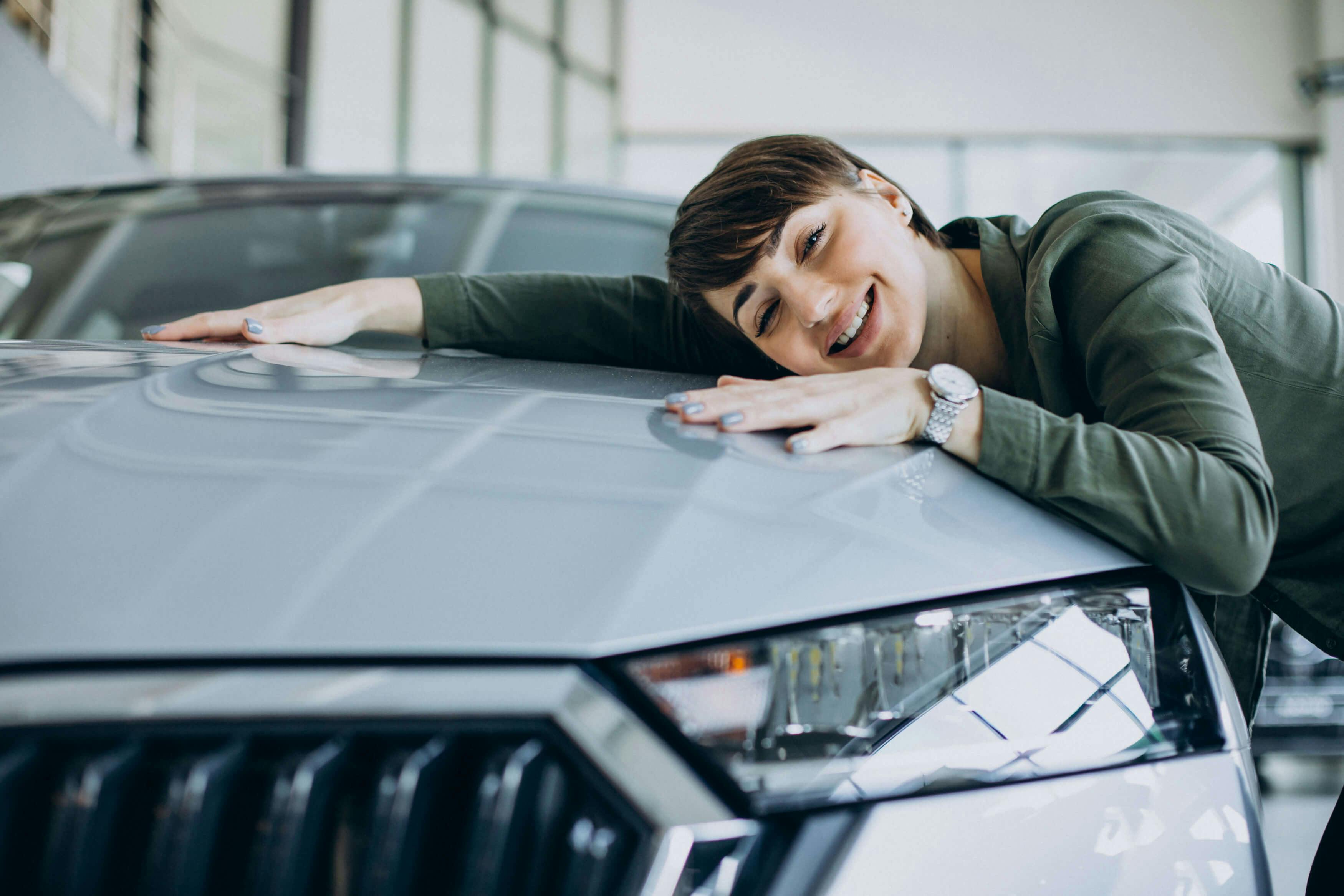 <a href="https://www.freepik.es/foto-gratis/mujer-joven-choosimng-coche-sala-exposicion-coches_12804138.htm#fromView=search&page=1&position=14&uuid=61e0c59a-4e0a-4393-acc7-52b580dd0e6a">Imagen de senivpetro en Freepik</a>