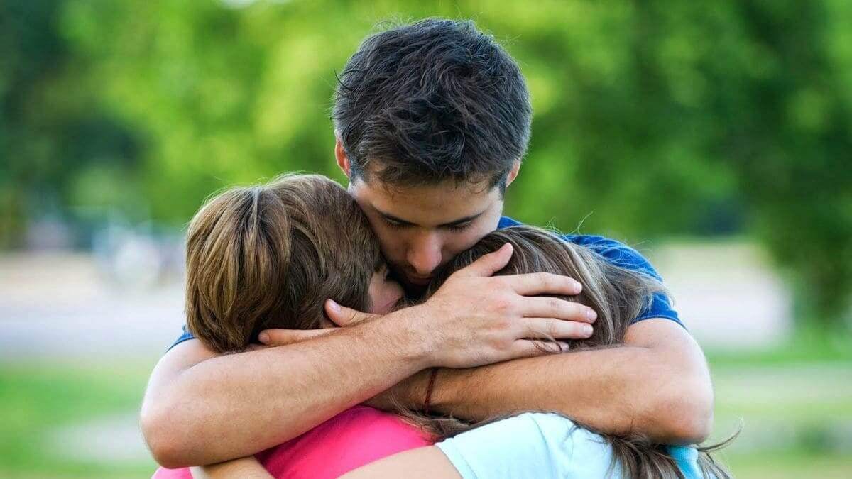 padre abrazo hijos