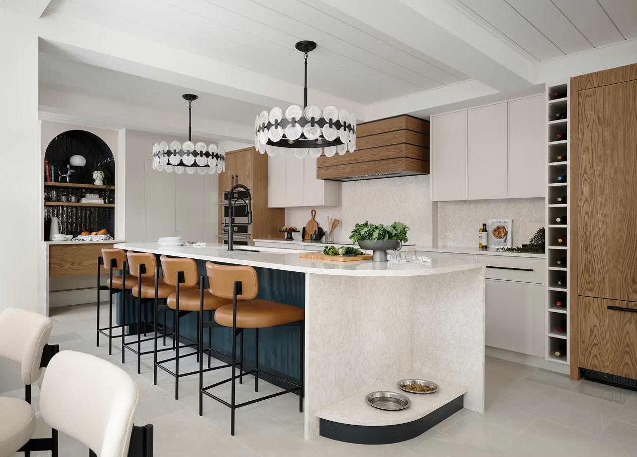 White Hermitage kitchen island with open rounded corner