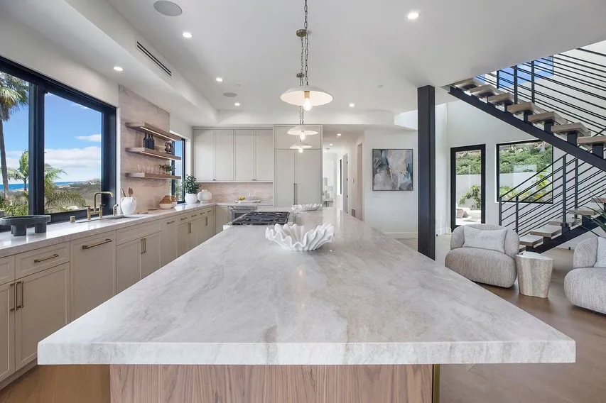 white long quartzite kitchen surface in a modern villa