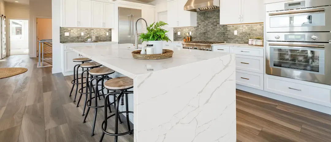MSI Calacatta Laza — warm-white quartz with soft veining
