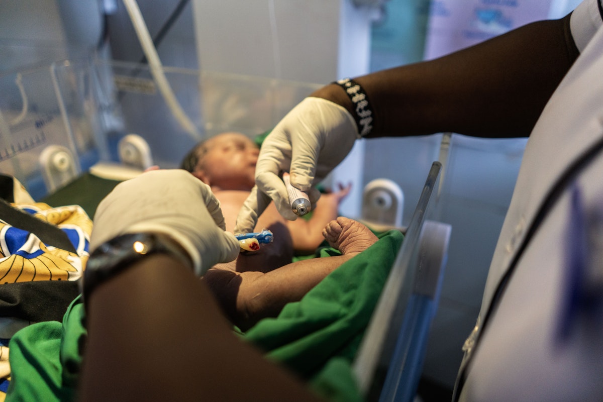 Nurse applying chhlorhexidine
