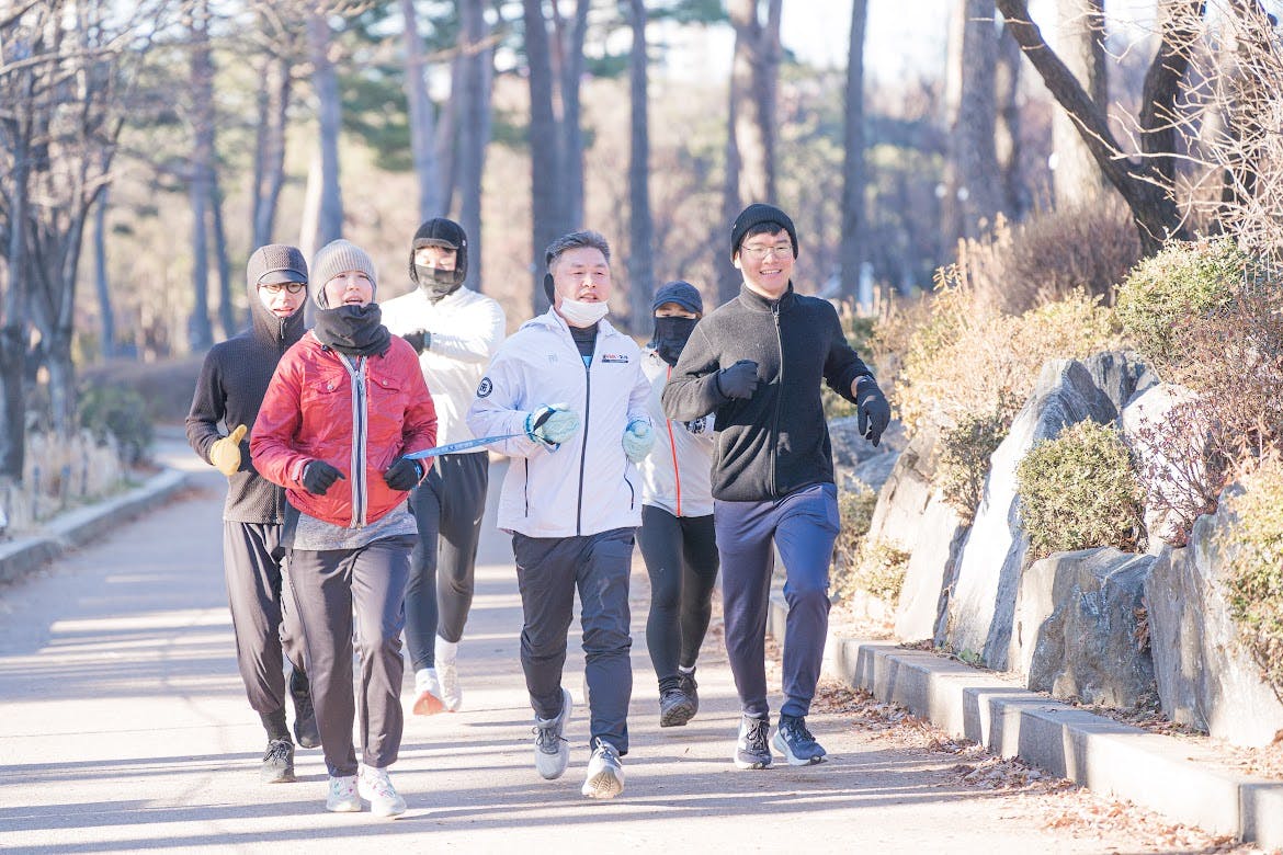 가이드러너와 시각장애러너가 여럿이서 함께 달리는 모습