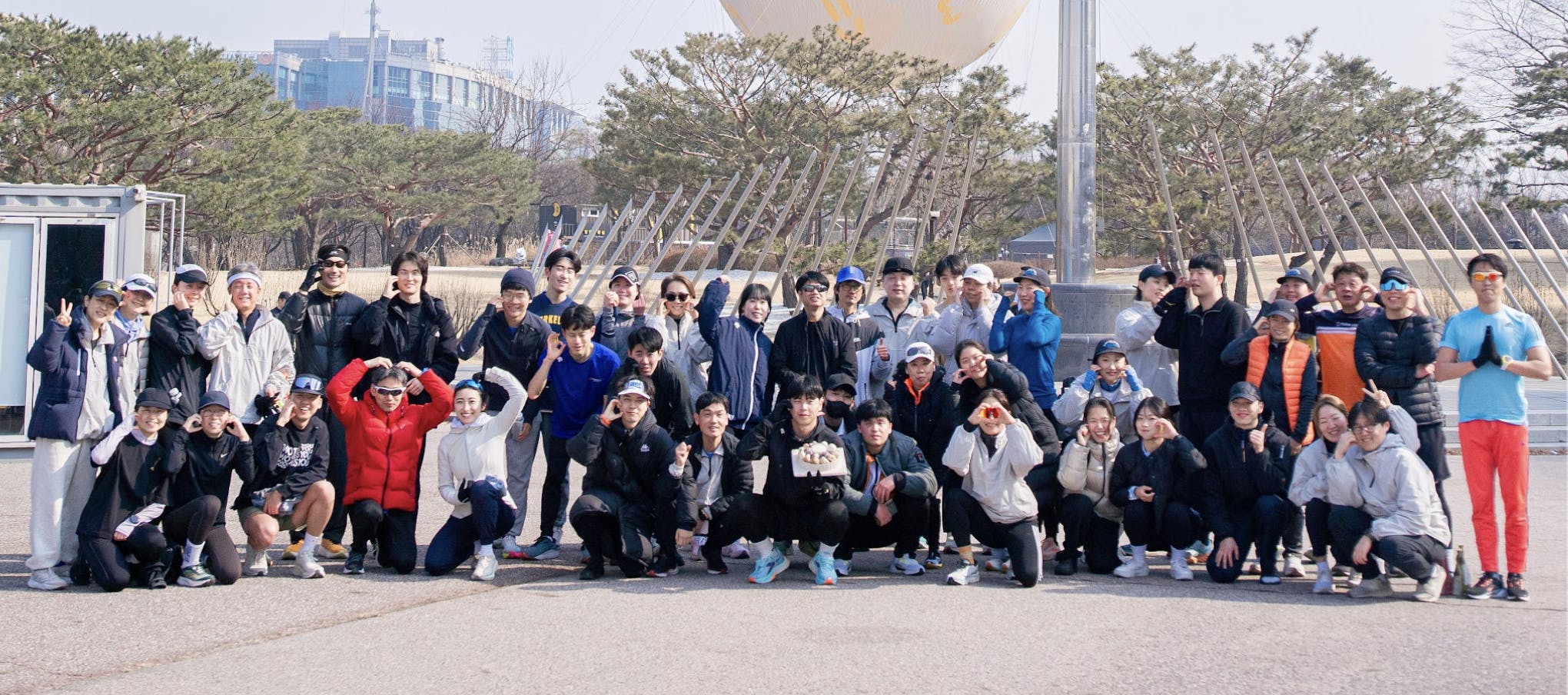 달리기를 마치고 단체사진, 서로 하트를 그리고 있음