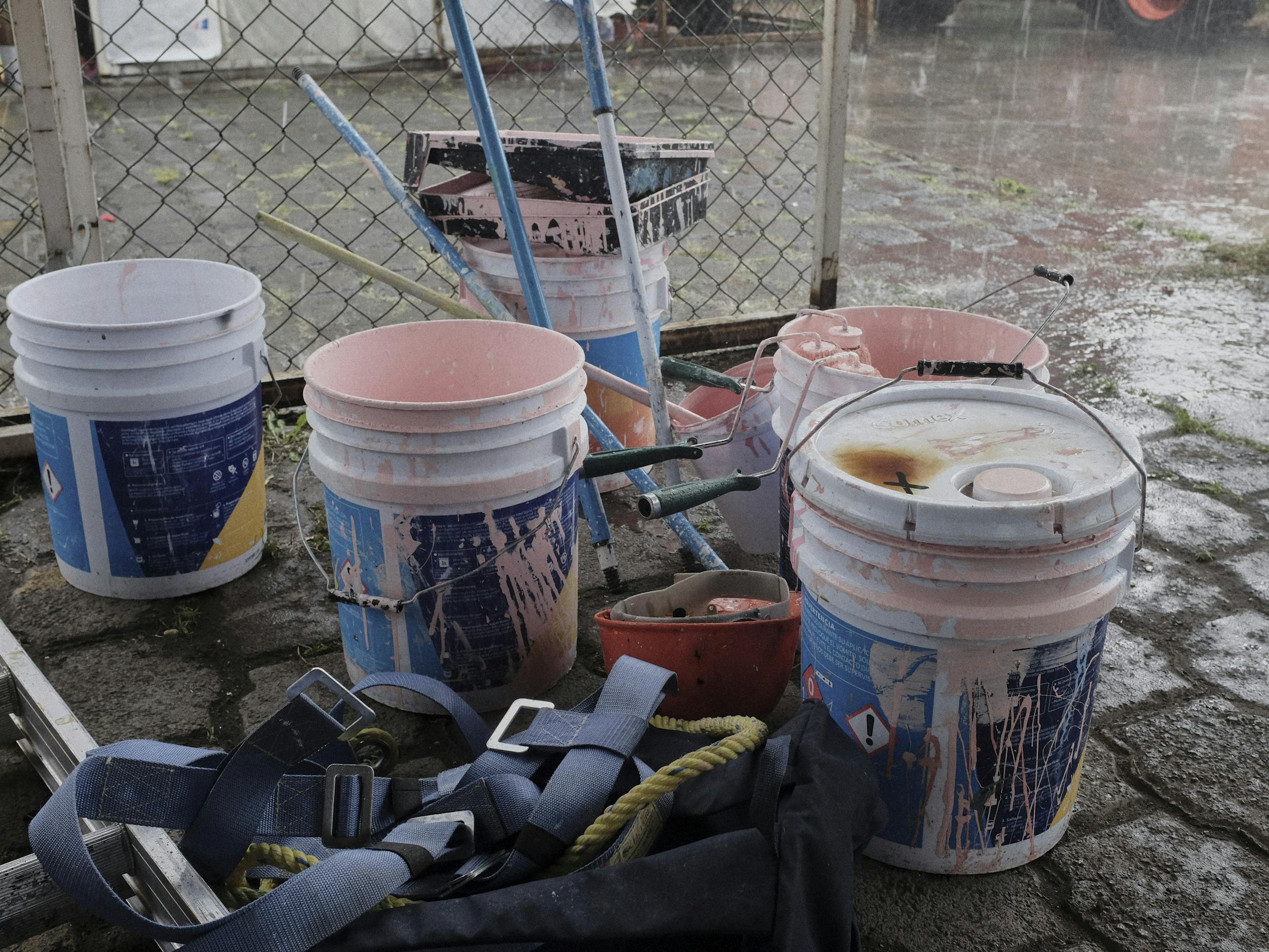 The re-painting of the building in Mexican Pink, Ecatepec, Estado de México, Mexico. July 2016 Photograph: Guido van Helten