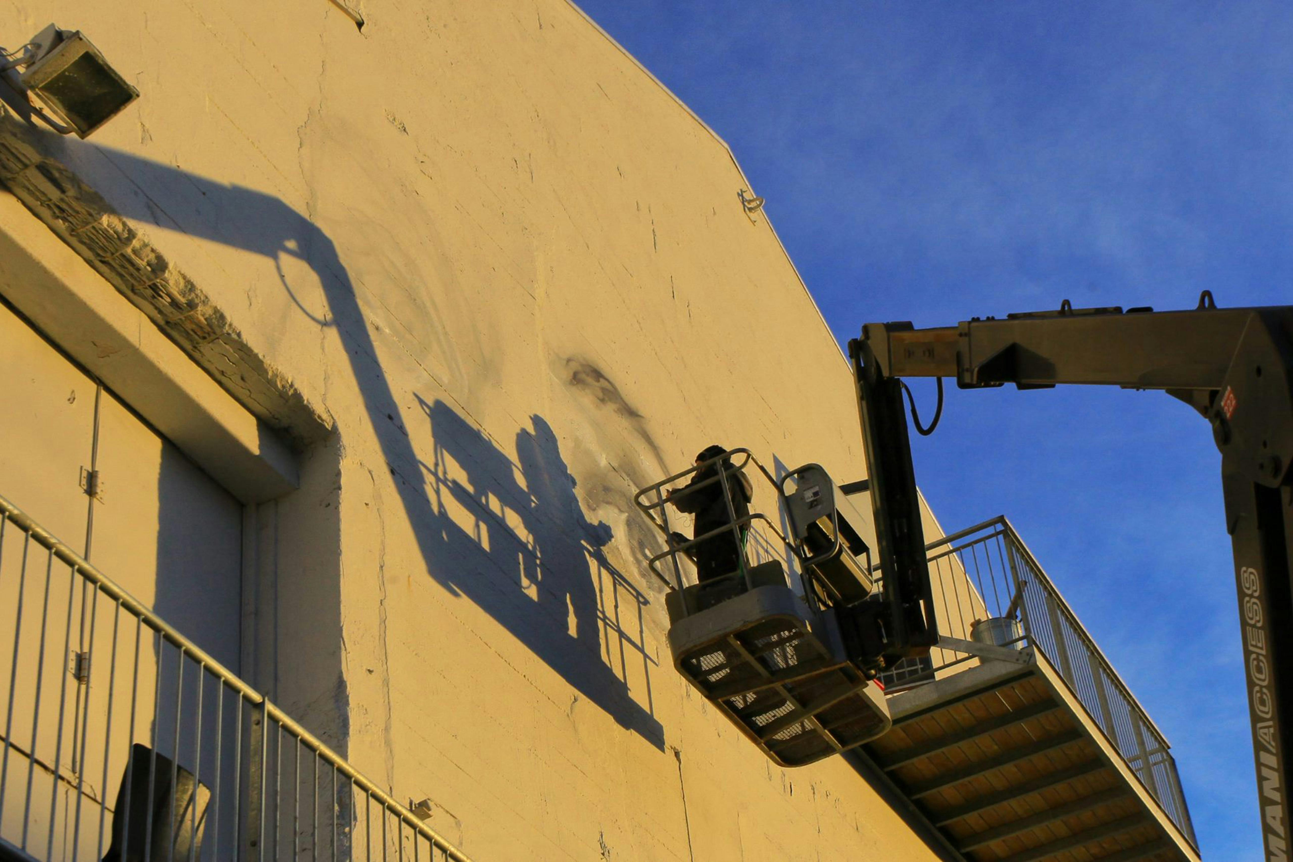 Completing the final wall, Estelle and Inez, Reykjavik, Iceland. January 2014 Photographs: Roman Gerasymenko