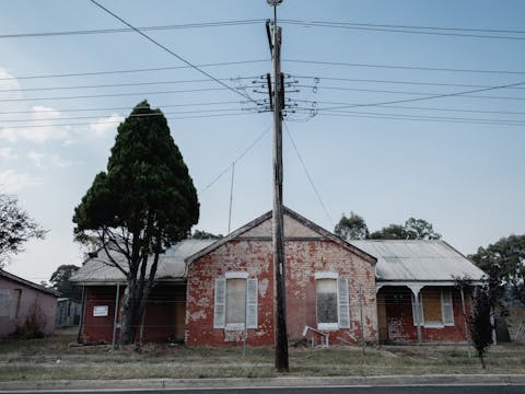Patinated workers cottage facing out towards Williwa Street Portland, NSW, Australia. May 2018 Photographs: Guido van Helten