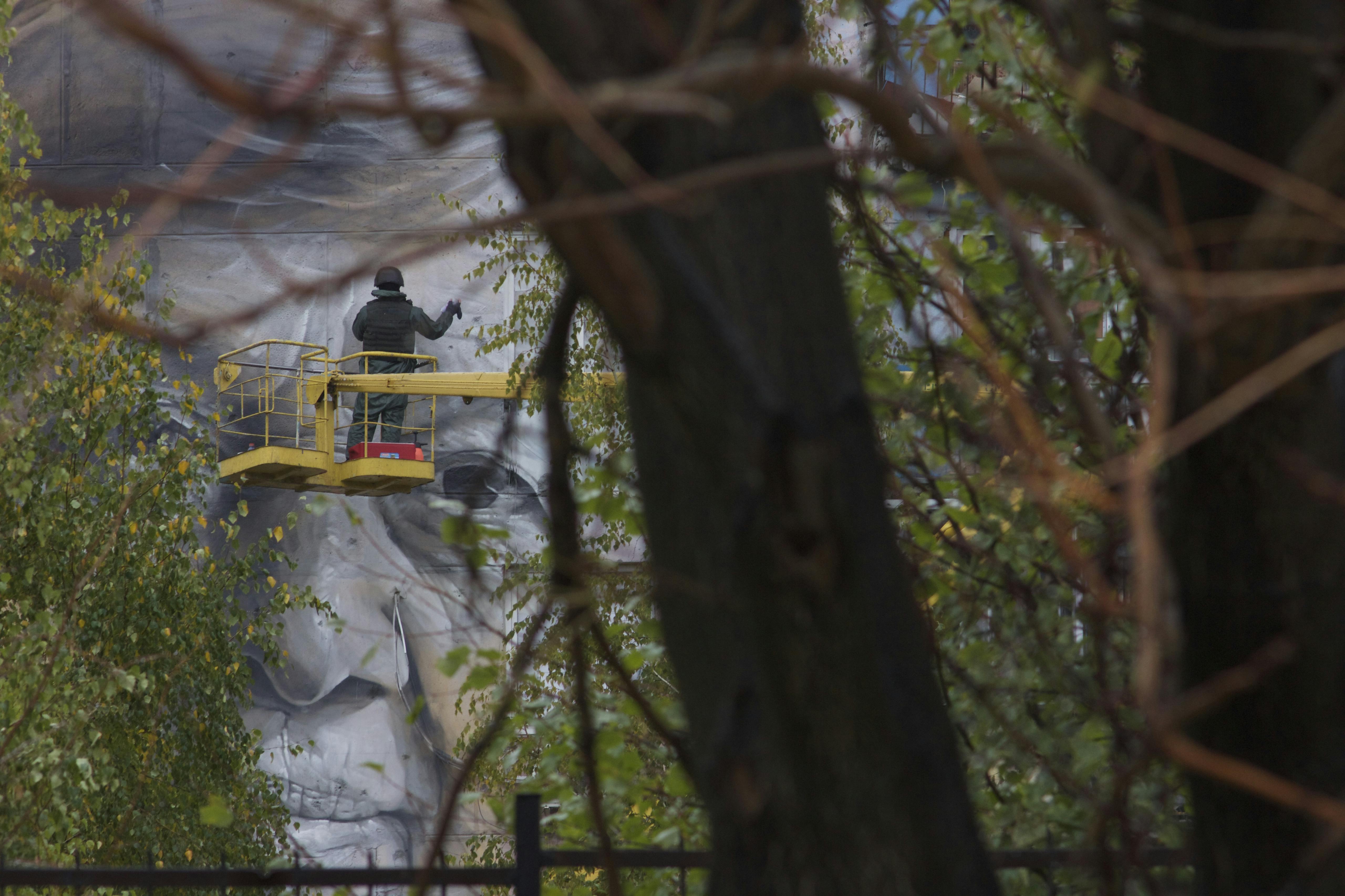 Work in progress, Avdeevka, Ukraine. October 2016 Photograph: Amos Chapple (rferl.org)