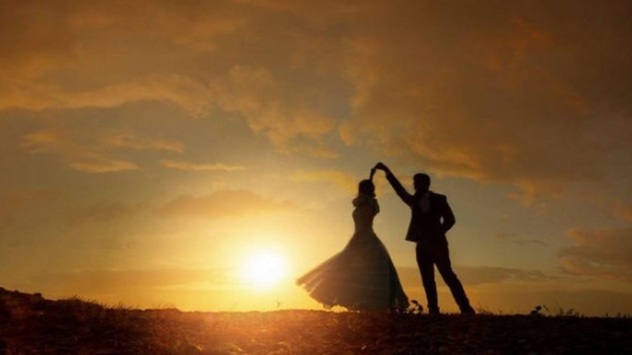 fun-and-romantic-couple-outdoor-photoshoot-ideas