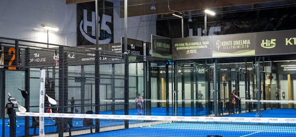 Padel-kentän näkymä Hi5 Arenalla kentältä numero 1