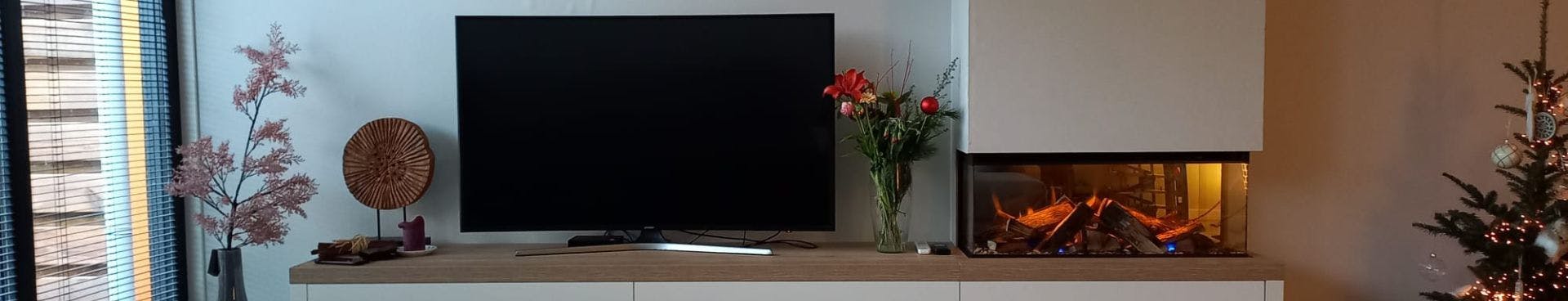 blozen Nauwgezet wekelijks Gerealiseerd project | Tv naast sfeerhaard in zwevend meubel