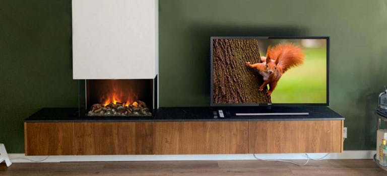tv naast open haard